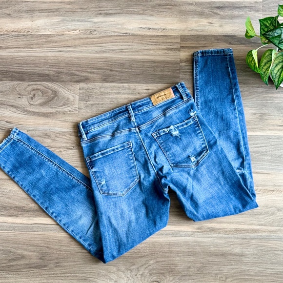 Stradivarius Regular High Waist Distressed Light Blue Wash Skinny Jeans – Size 6 - Picture 10 of 10